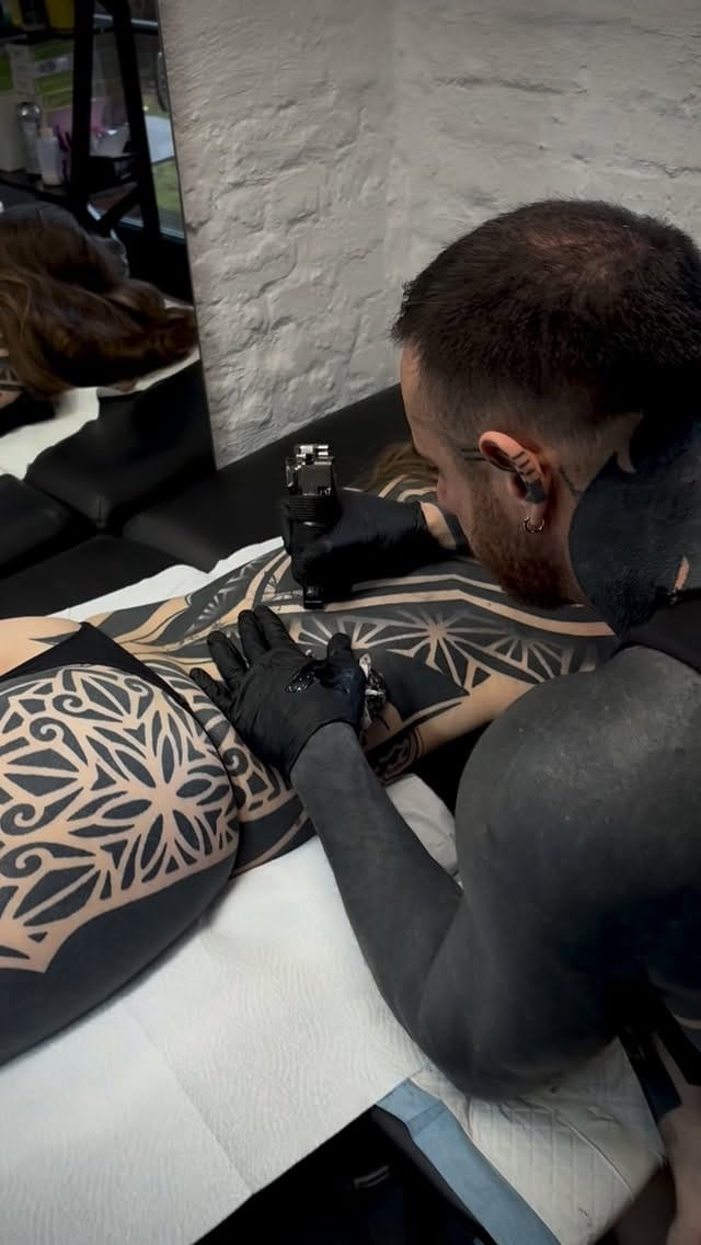 Post 6 by ANTONIS MEGAS / BLACKWORK & COVERUP TATTOOS/ BERLIN on Instagram (video)