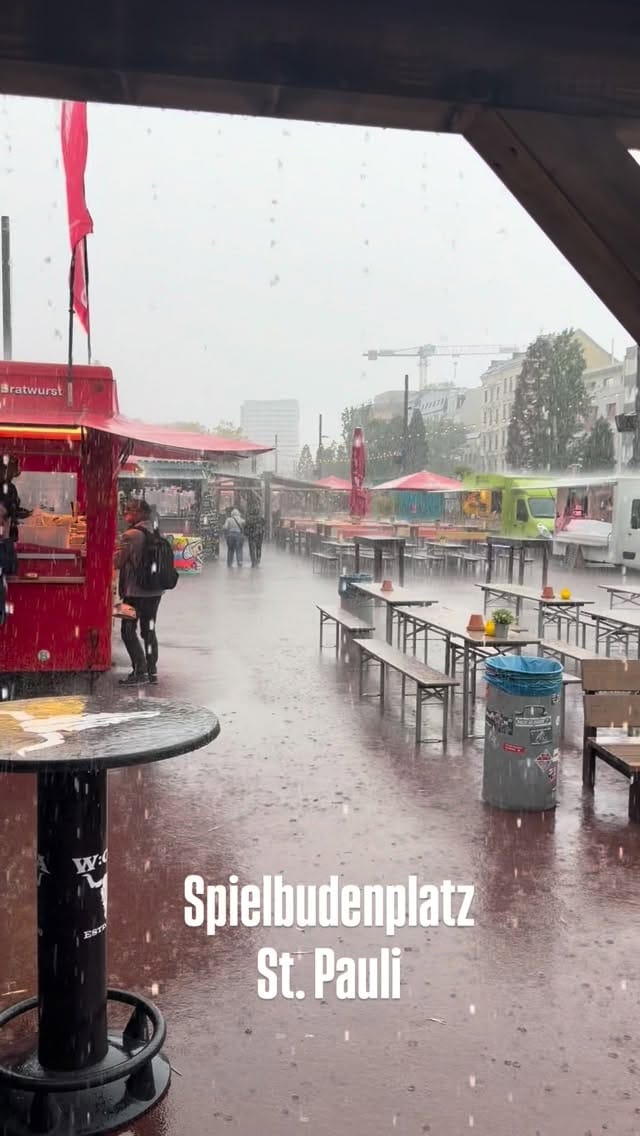 Post 3 by Hamburg Reeperbahn on Instagram (video)