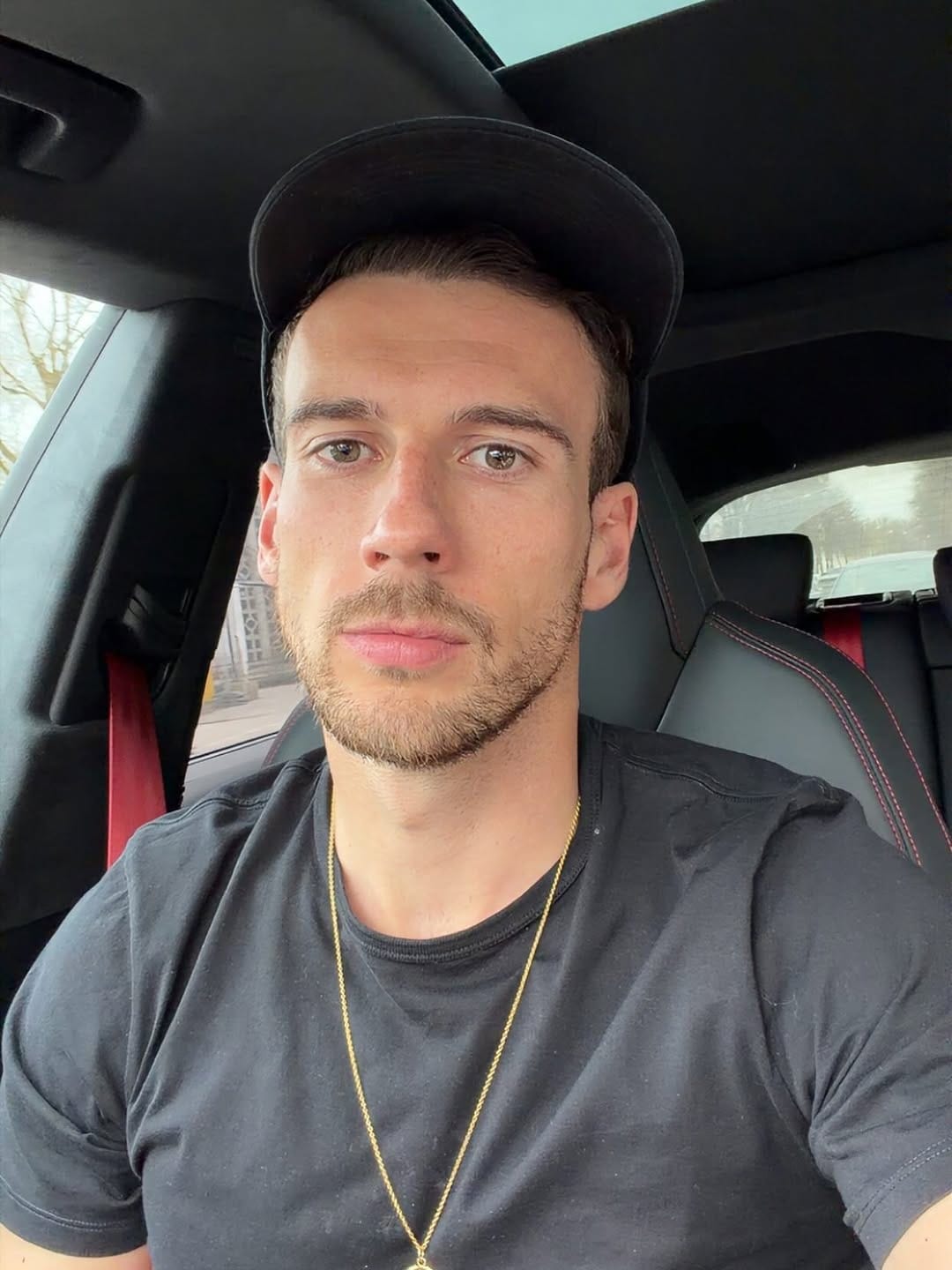 Post 8 by Leon Goretzka on Instagram (carousel)