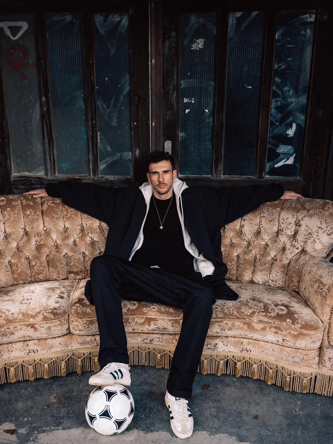 Post 10 by Leon Goretzka on Instagram (carousel)