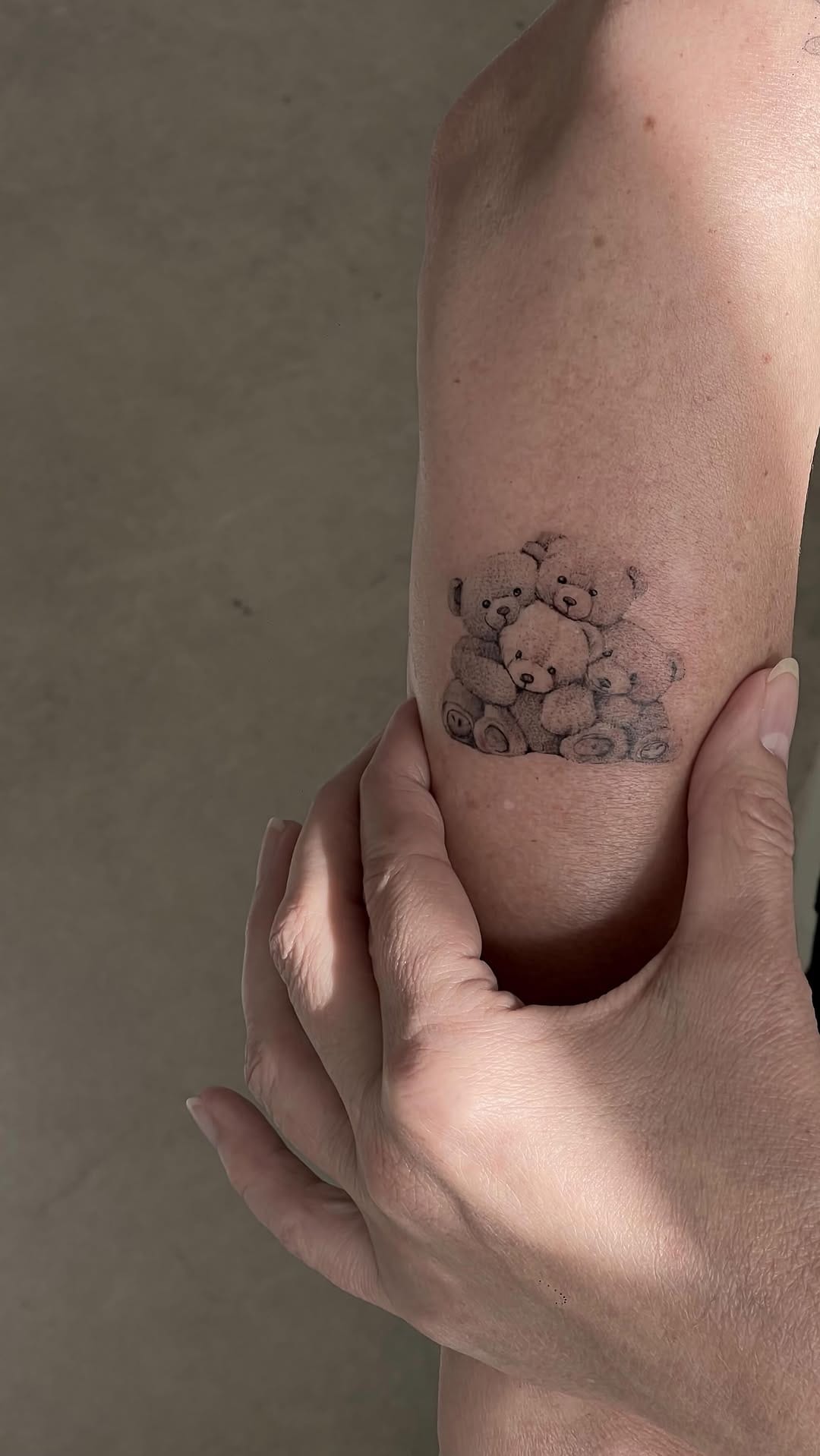 Post 10 by Finelinetattoos Stuttgart/Esslingen/Valencia on Instagram (video)