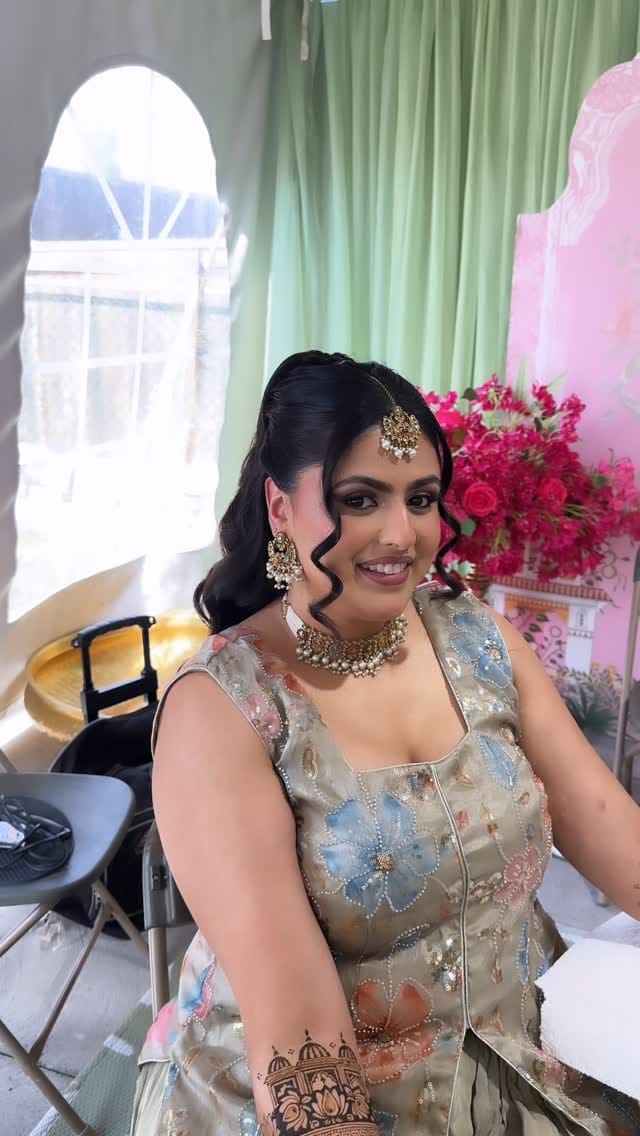 Post 2 by Toronto Henna artist on Instagram (video)
