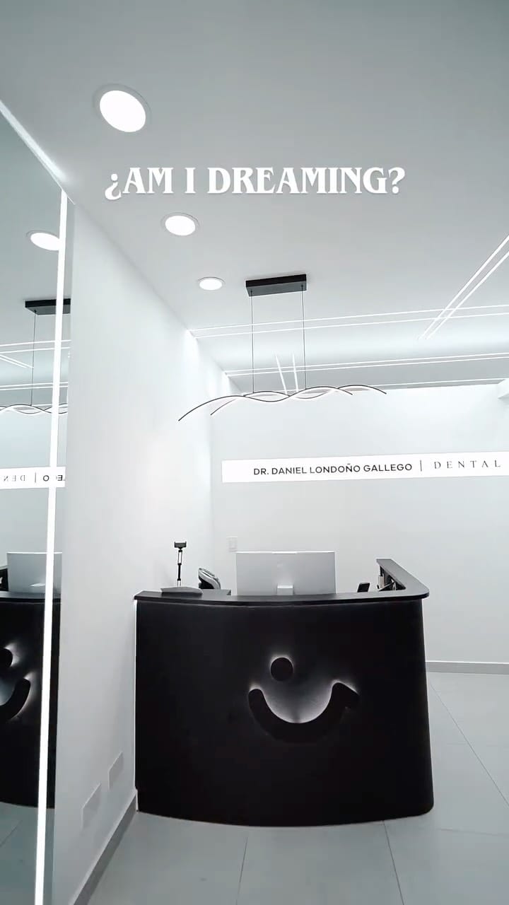 Post 8 by Dr. Daniel Londoño Gallego 🇨🇴 | Ceramic Veneers / SMILE DESIGN on Instagram (video)