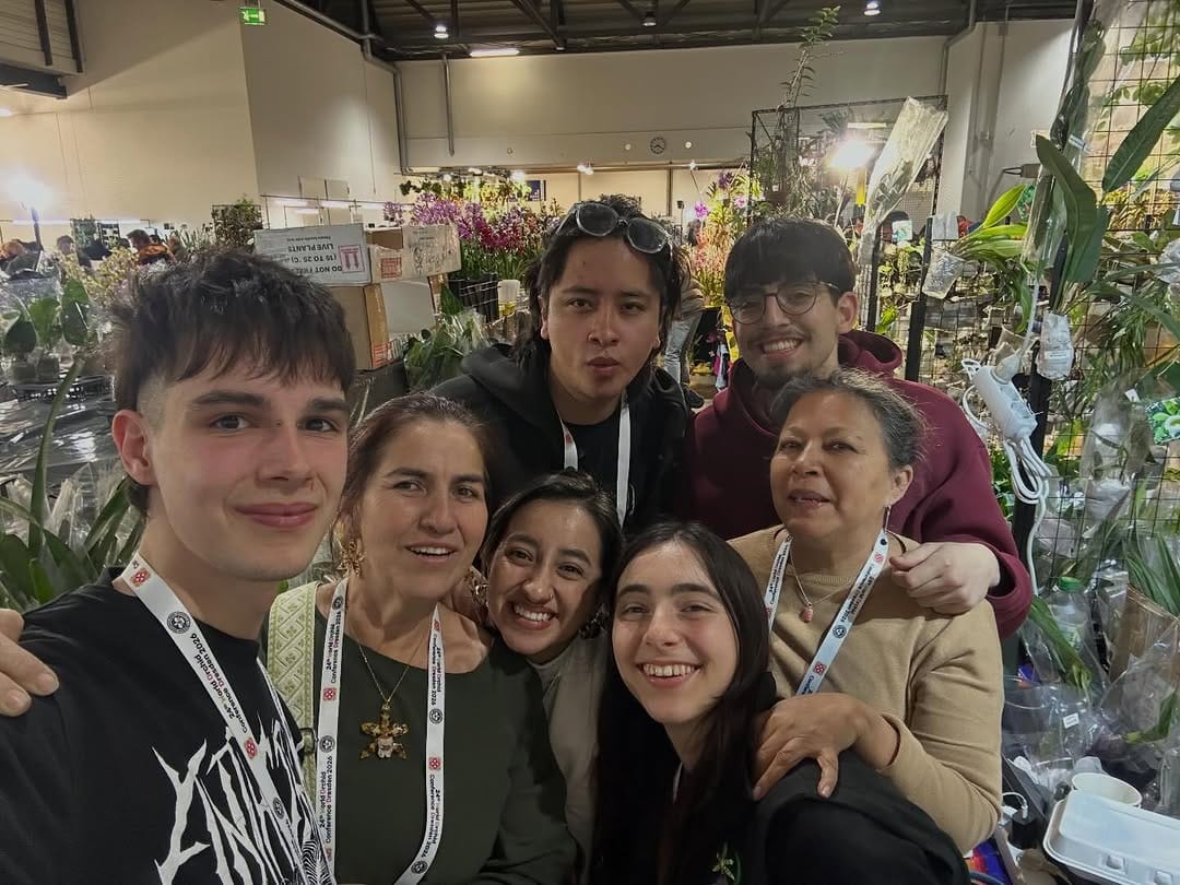 Post 8 by Ecuadorquideas on Instagram (carousel)