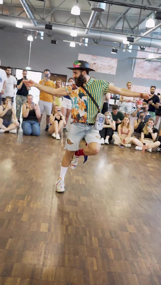 Post 3 by DANCE LEE BARBACHATA / SALSA / HIP HOP on Instagram (video)