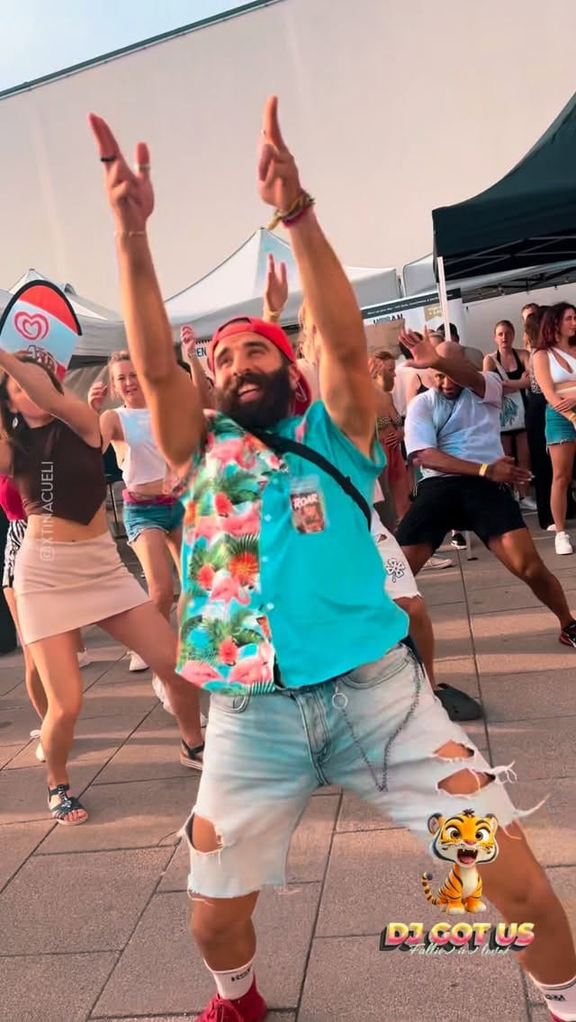 Post 5 by DANCE LEE BARBACHATA / SALSA / HIP HOP on Instagram (video)