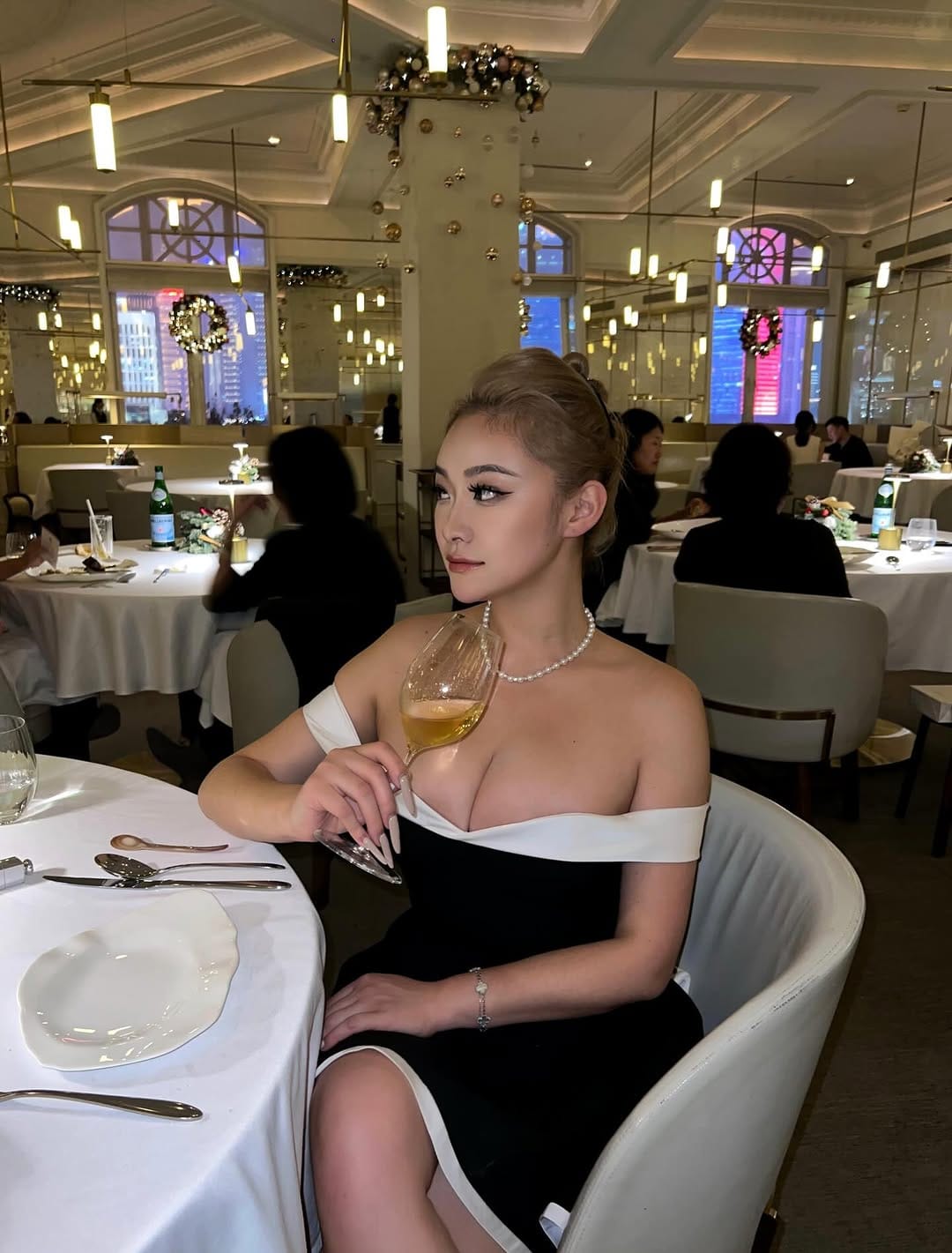 Post 4 by 𝐀𝐥𝐢𝐜𝐞 𝐉.𝐘. 𝐑𝐞𝐧 on Instagram (carousel)