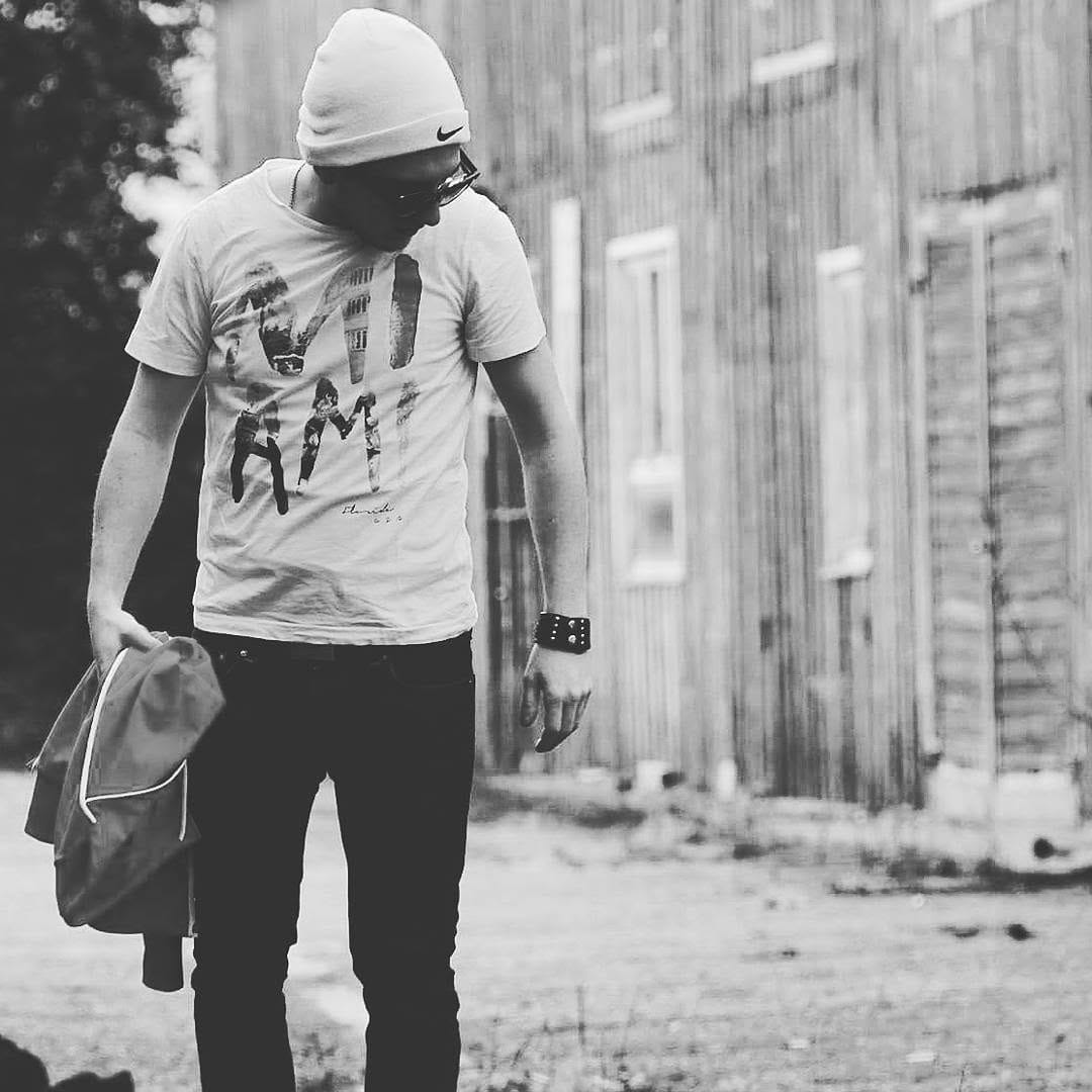 Post 5 by @allblack_____ on Instagram (image)