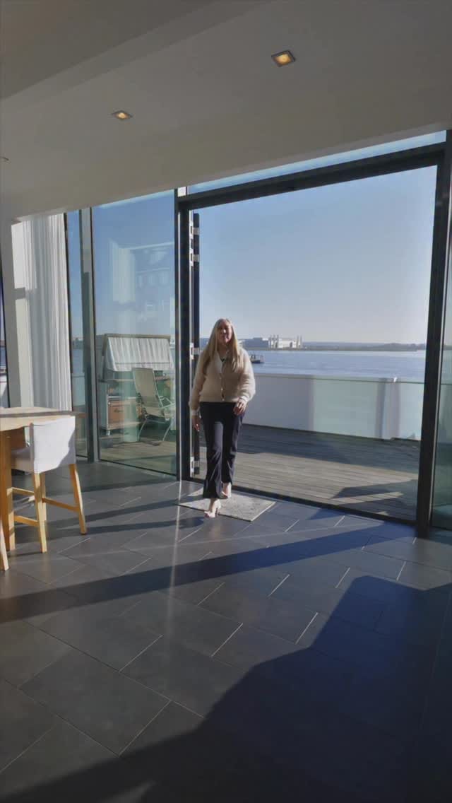 Post 9 by ENGEL & VÖLKERS MC Hamburg on Instagram (video)