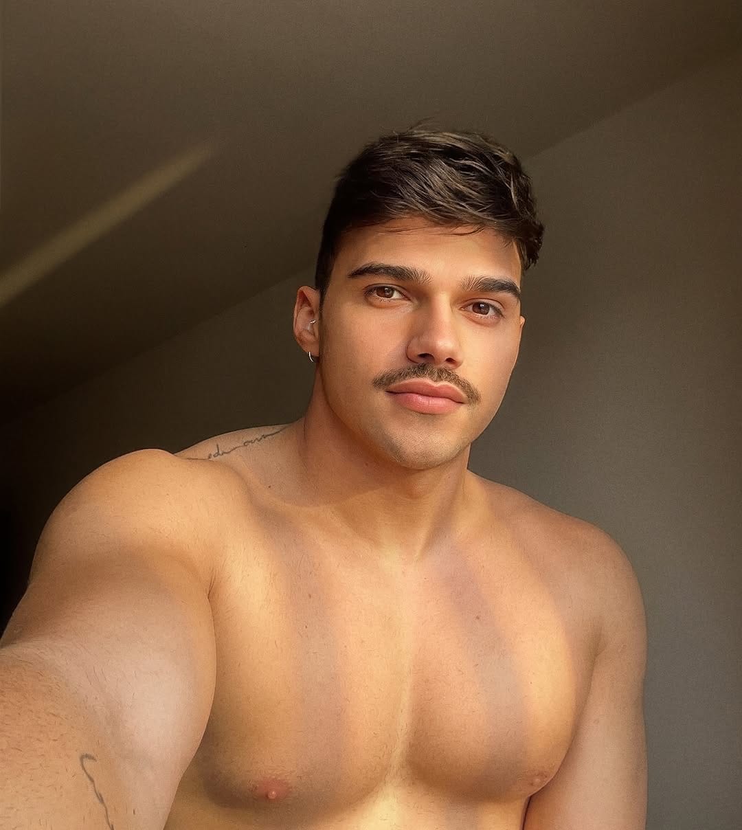 Post 10 by HENRIQUE VIANA on Instagram (image)