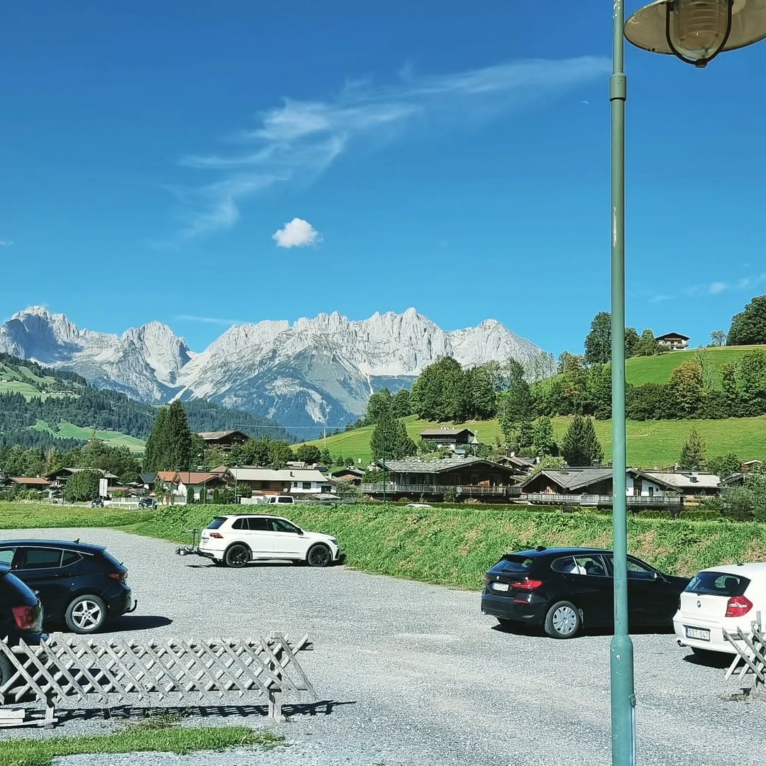 Post 4 by Axel Hundt on Instagram (image)