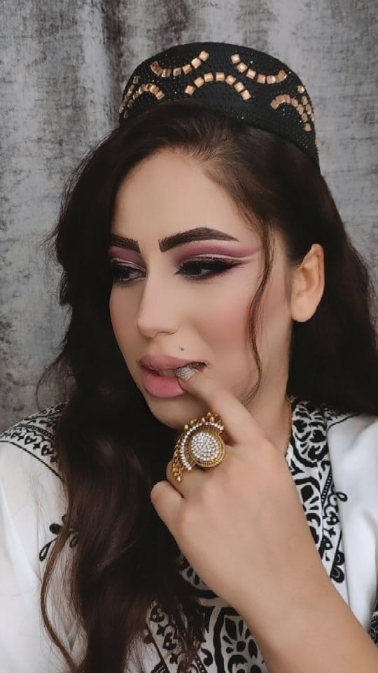 Post 6 by نازلی/میکاپ on Instagram (video)