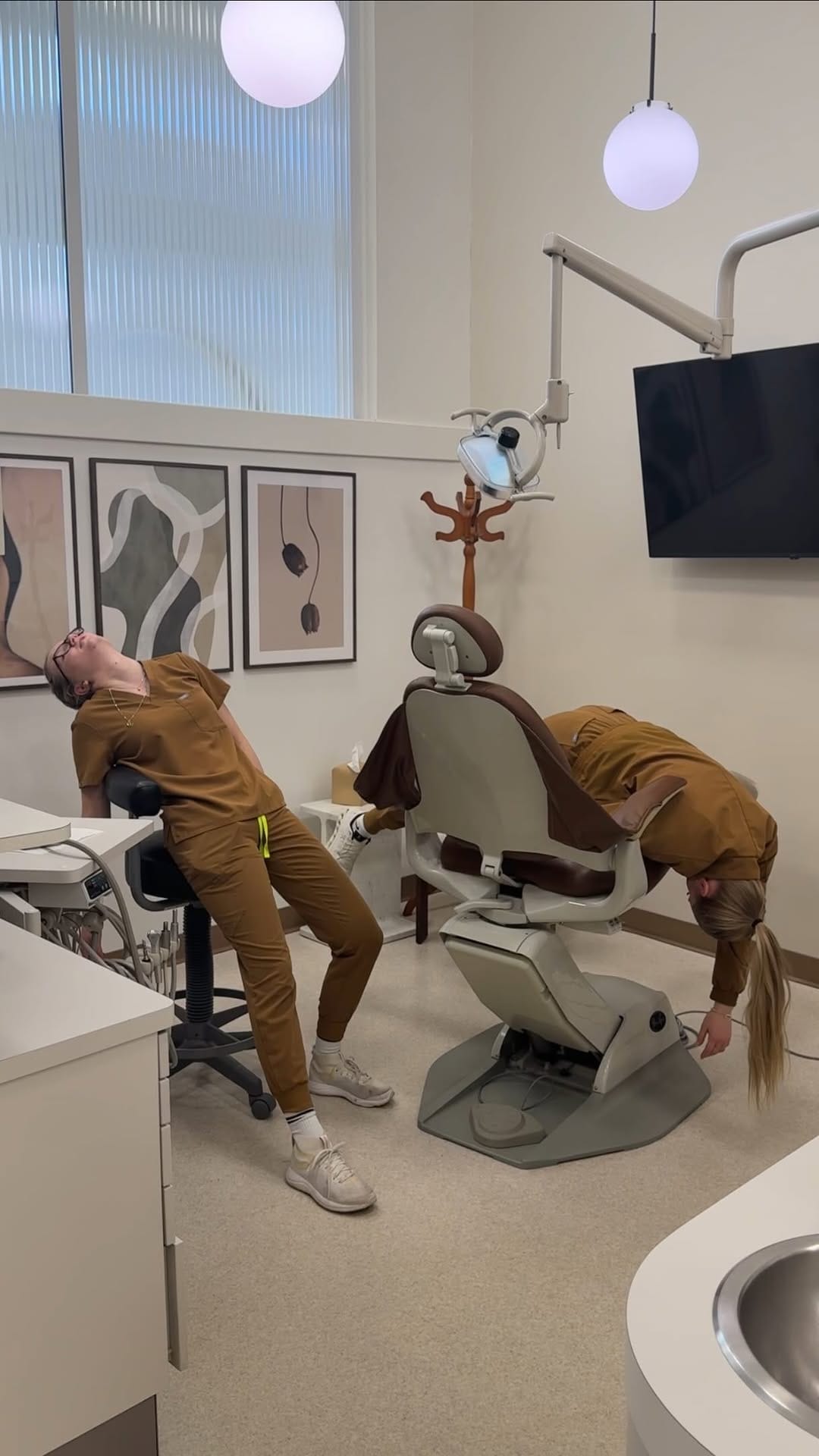 Post 10 by Rō Dental Studio on Instagram (video)