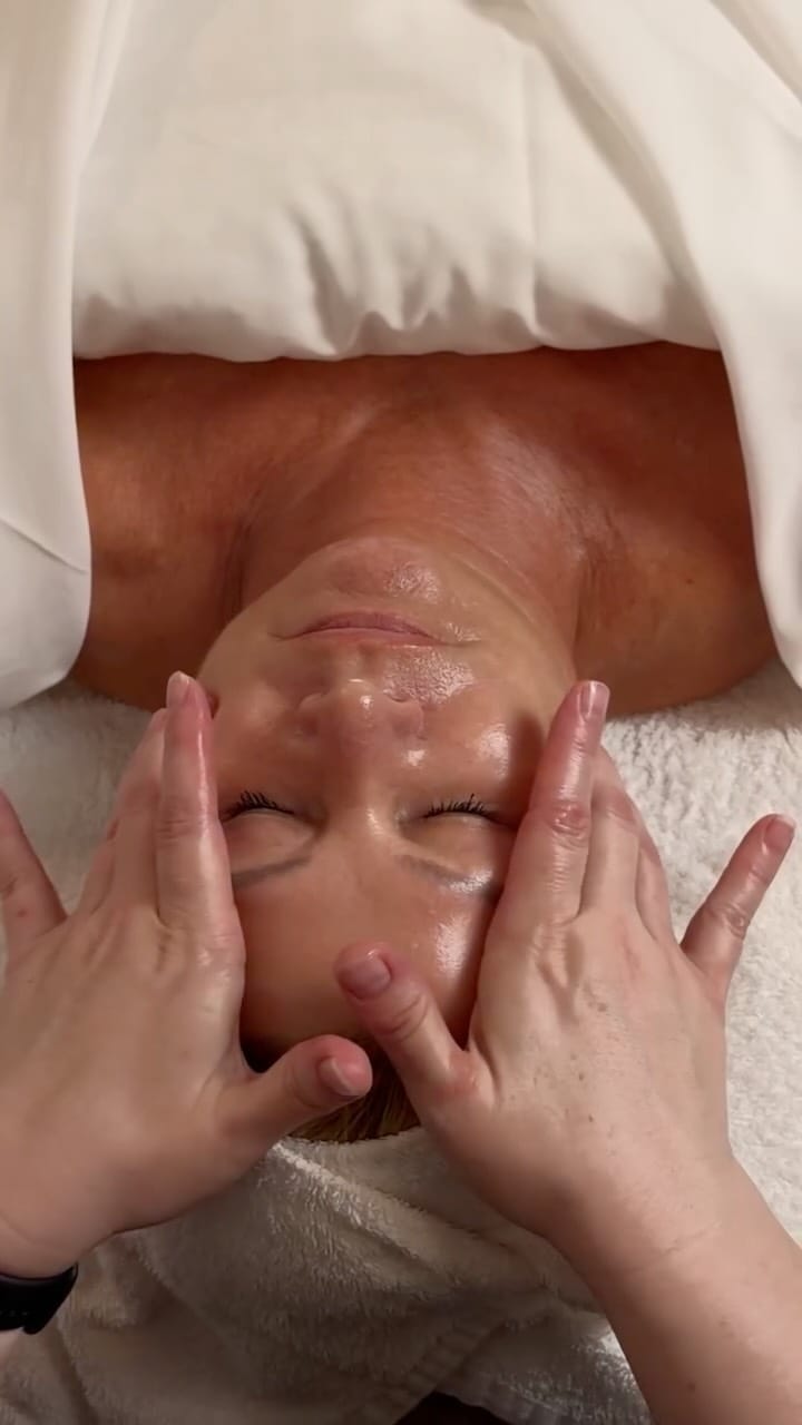 Post 8 by Visage Clinical Beauty on Instagram (video)