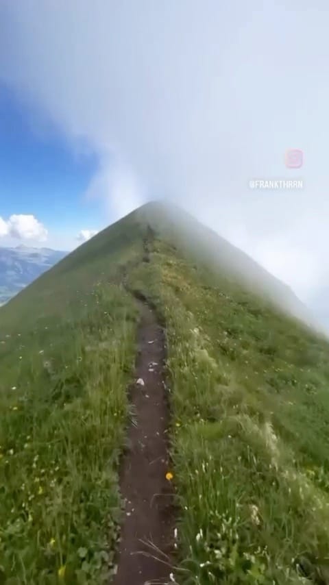 Post 6 by Quebecois En Voyage on Instagram (video)