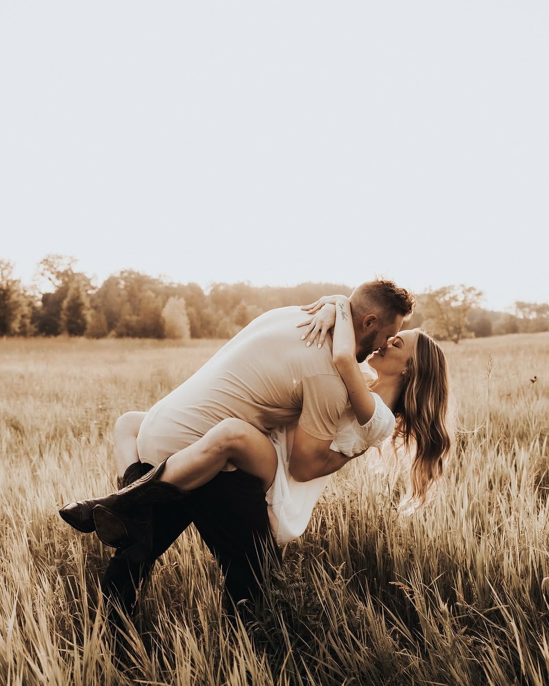 Post 5 by ONTARIO COUPLES PHOTOGRAPHER on Instagram (carousel)