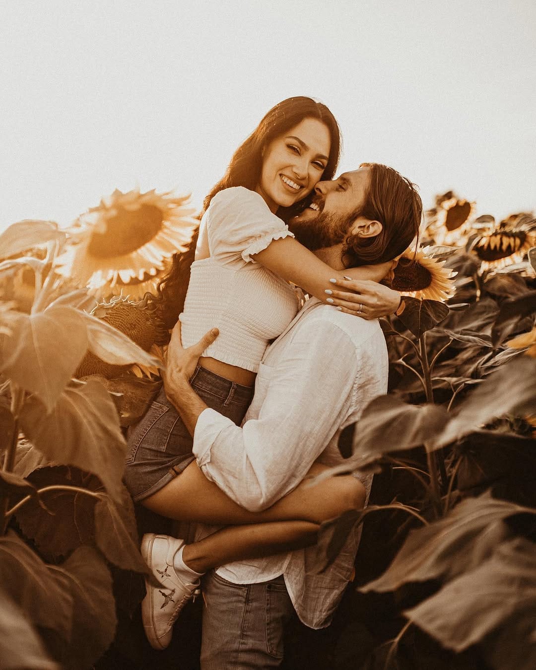 Post 10 by ONTARIO COUPLES PHOTOGRAPHER on Instagram (carousel)