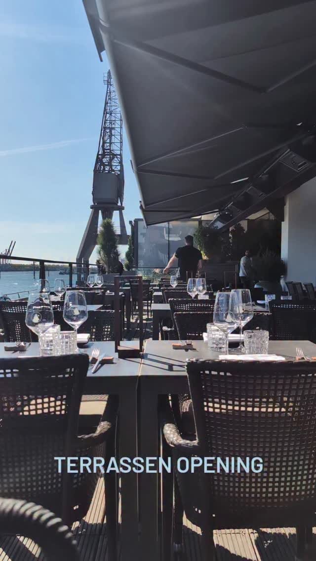 Post 10 by am kai | restaurant. seafood. drinks. elbblick. (Au Quai) on Instagram (video)