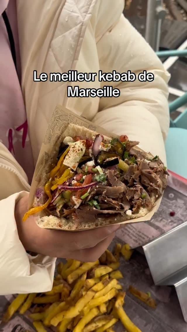Post 5 by süßes frisch - Berliner kebap on Instagram (video)
