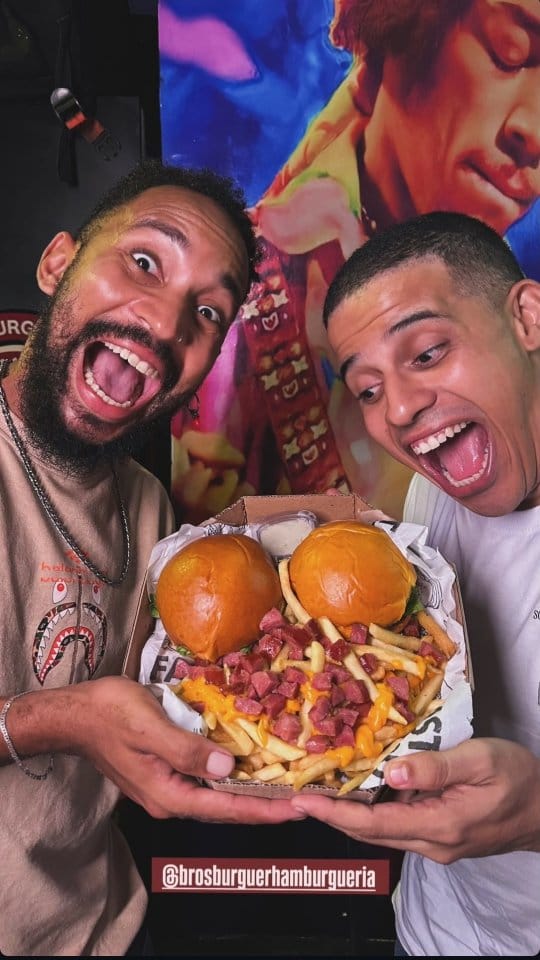 Post 2 by BRO'S BURGUER on Instagram (video)