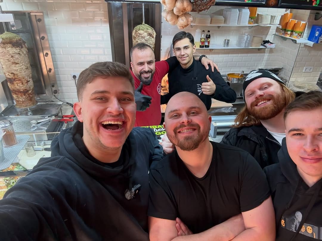 Post 6 by Wir definieren den Döner NEU😋 on Instagram (carousel)