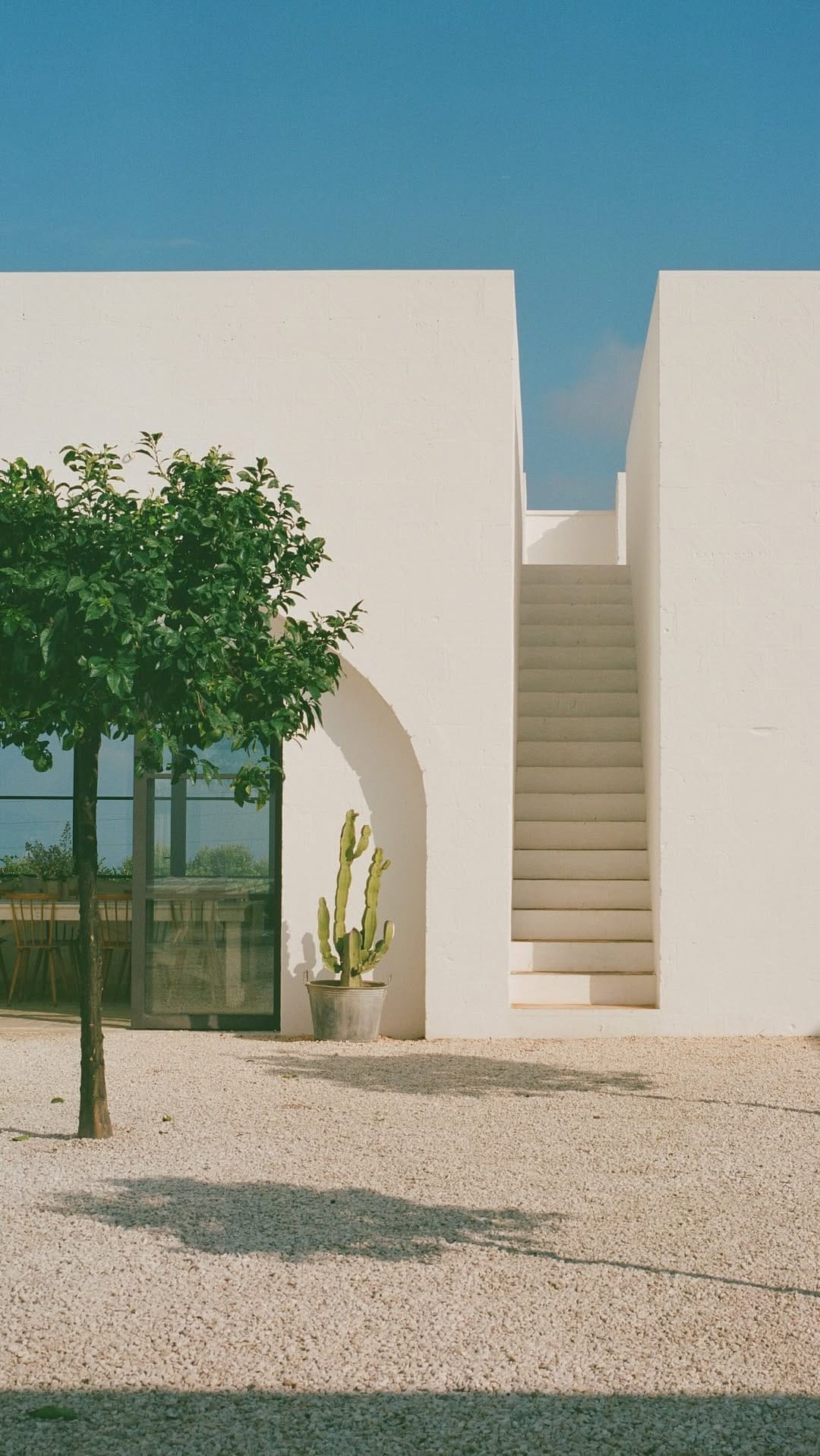 Post 3 by Myriam Ménard on Instagram (video)