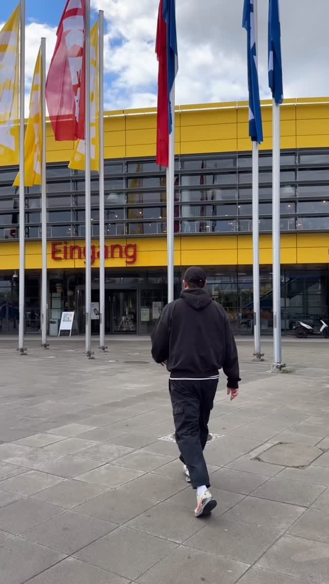 Post 7 by Oilly on Instagram (video)