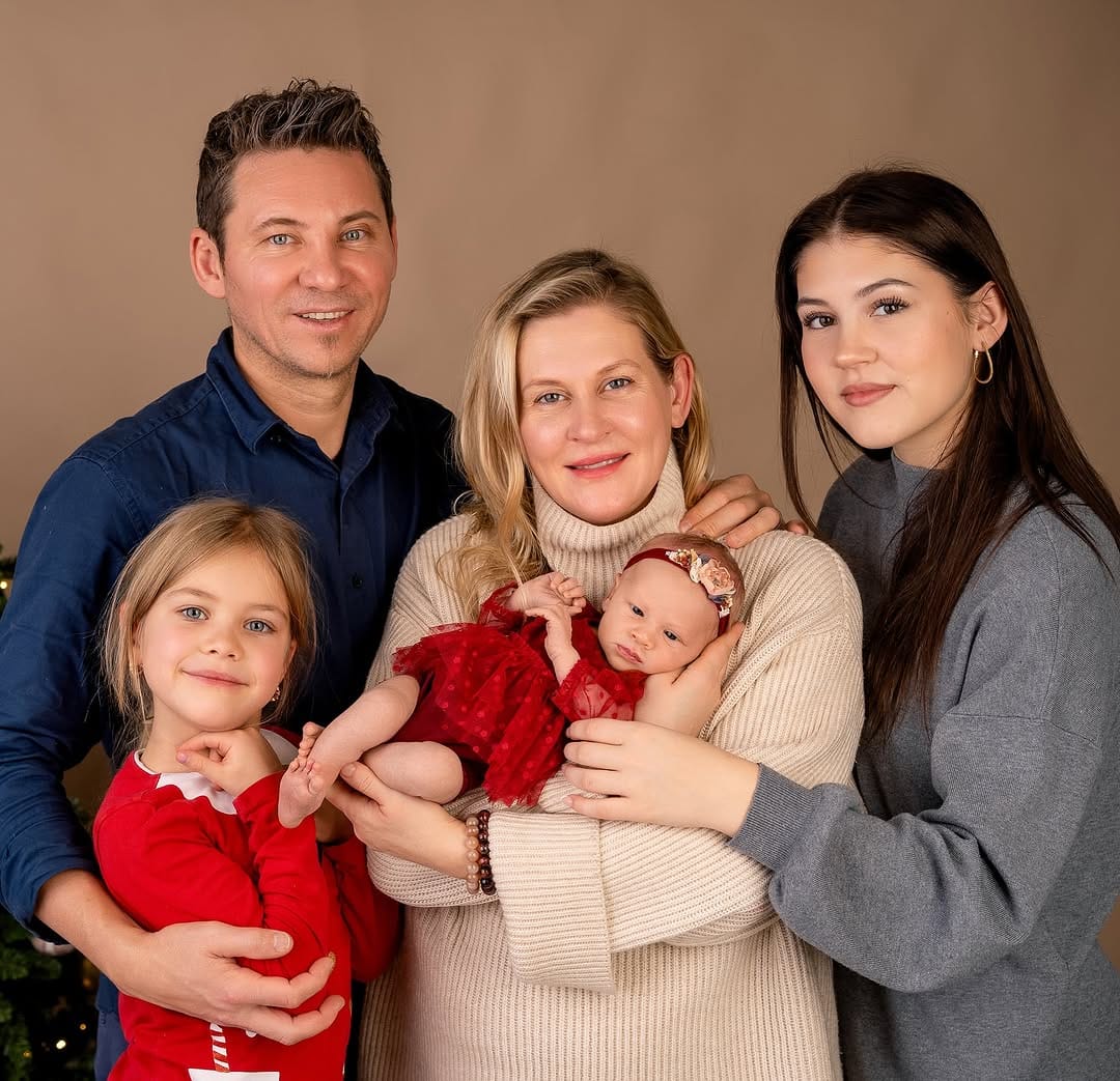 Post 10 by Elena Happel Fotograf, Neugeborenen, Familien,Schwangeeschaft on Instagram (carousel)