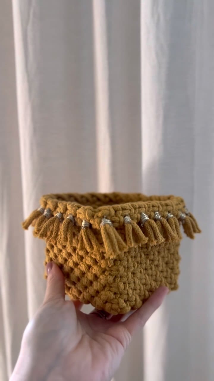 Post 10 by GreysMade - Macramé Patterns & Tutorials on Instagram (video)