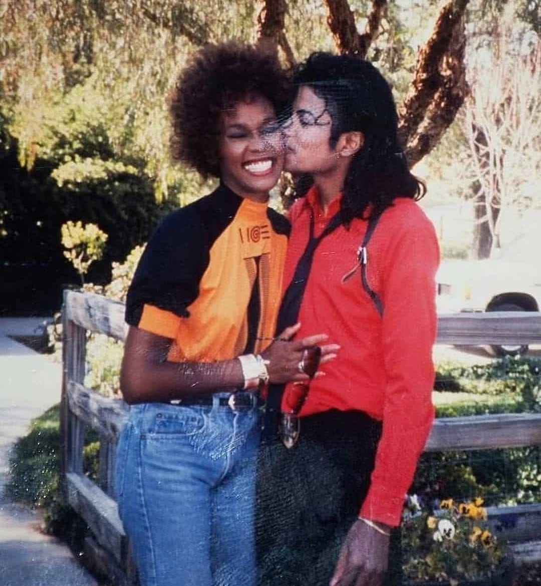 Post 5 by Whitney Houston Fanpage💜 on Instagram (carousel)