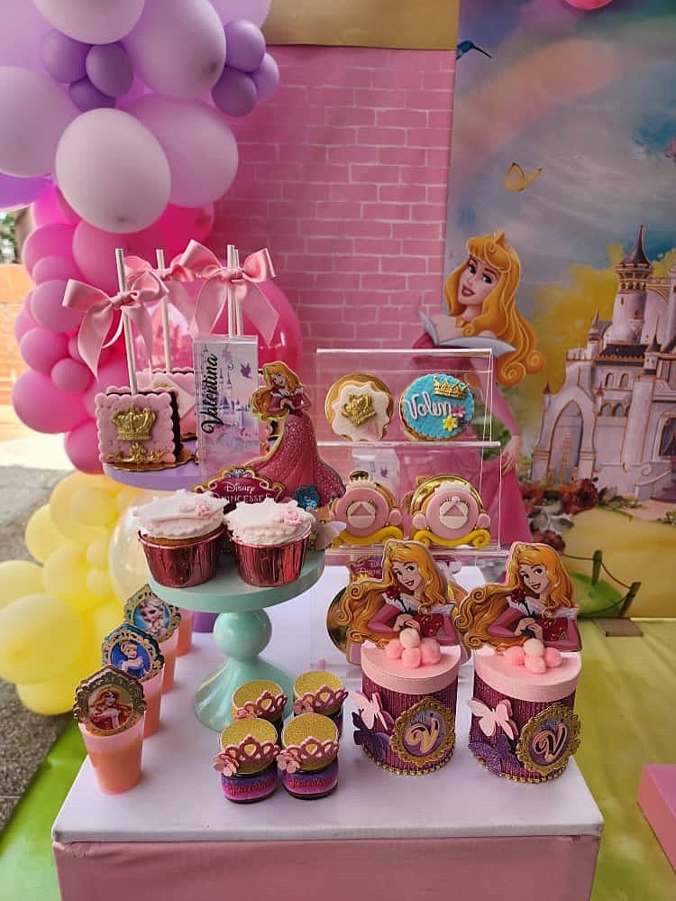 Post 9 by Equilibrio Party • Piñatas • Decoraciones on Instagram (carousel)
