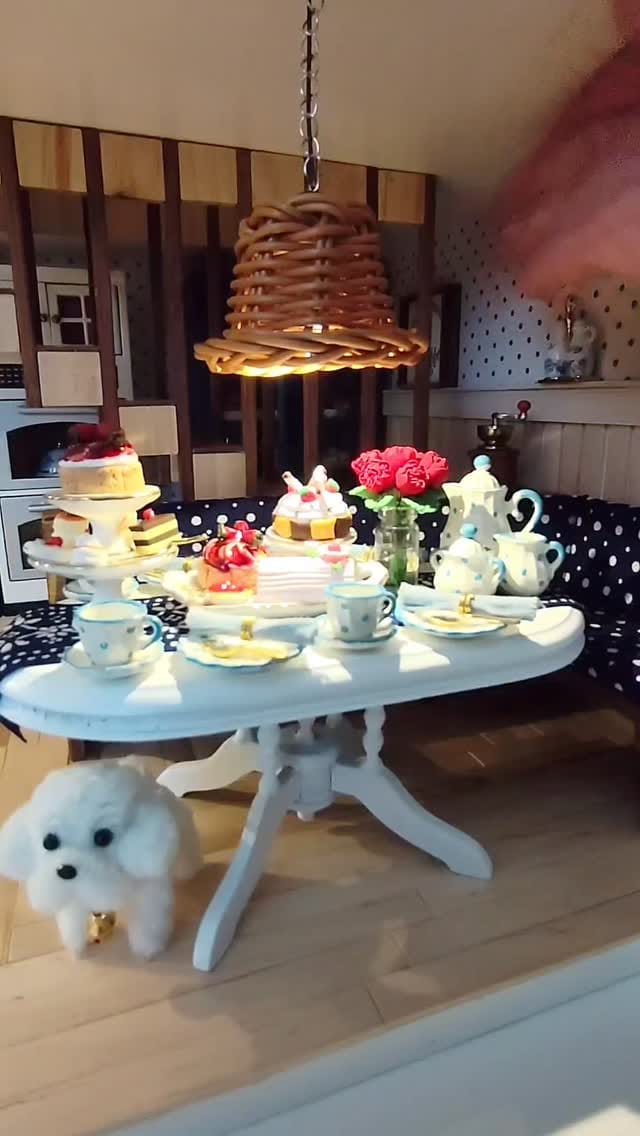 Post 2 by Lilli on Instagram (video)