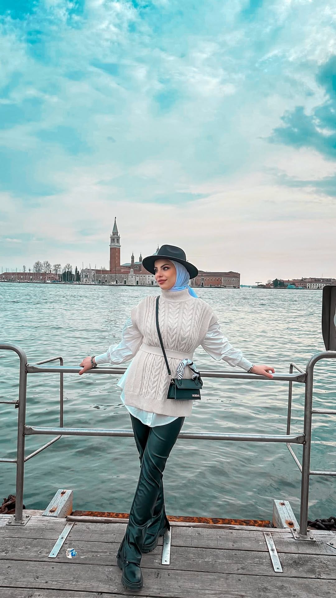 Post 7 by Esra Anbar on Instagram (video)