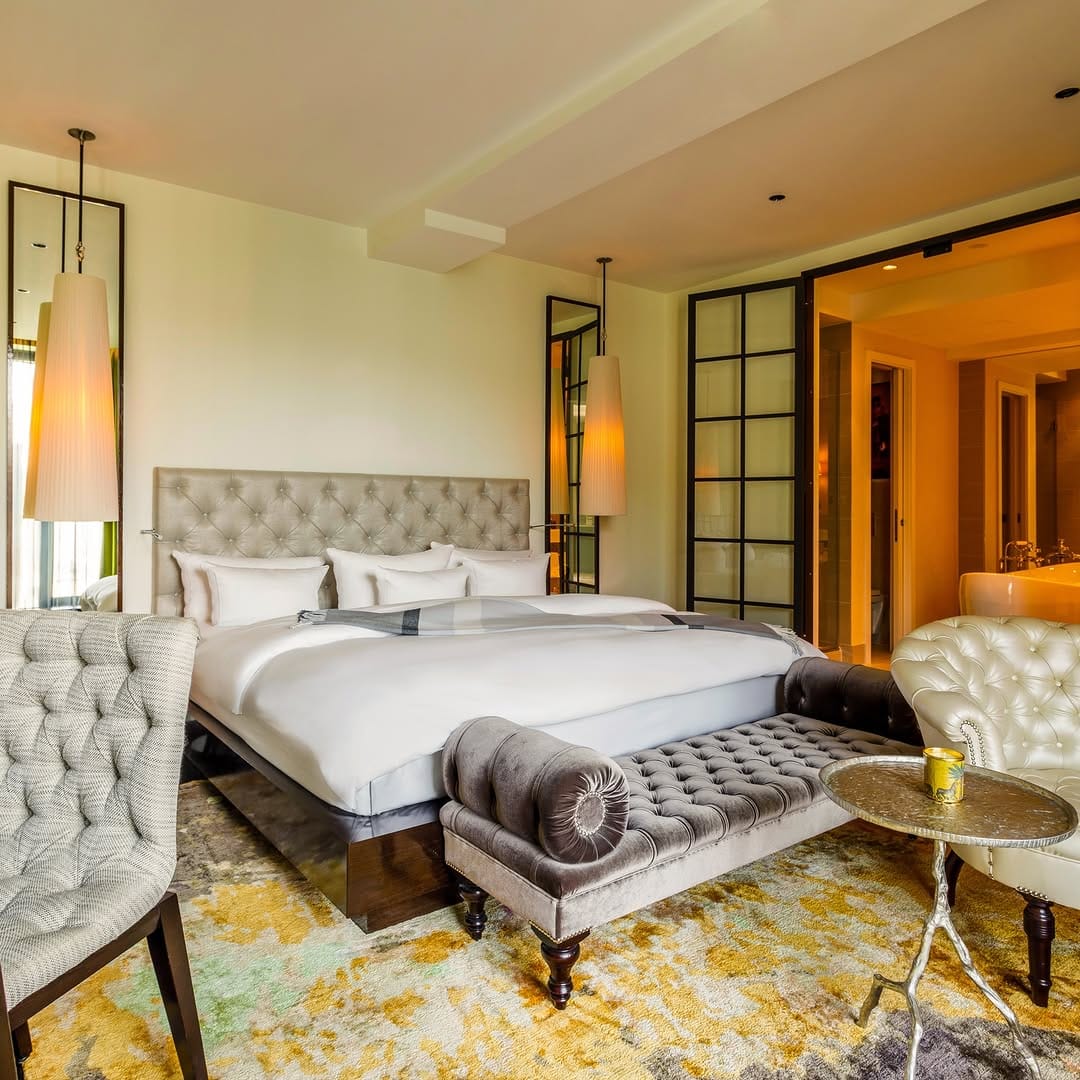 Post 9 by HOTEL ZOO BERLIN on Instagram (carousel)