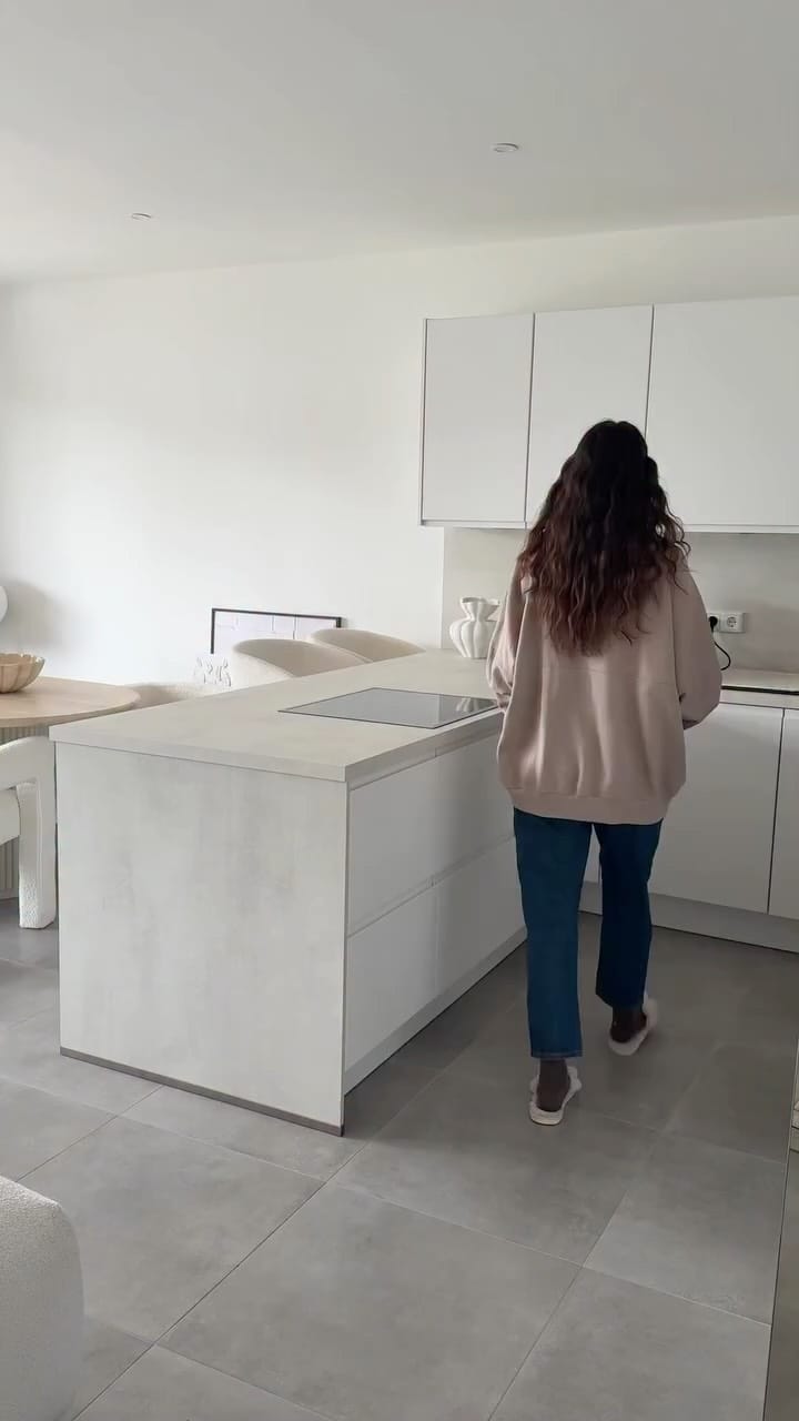 Post 8 by Sinem on Instagram (video)