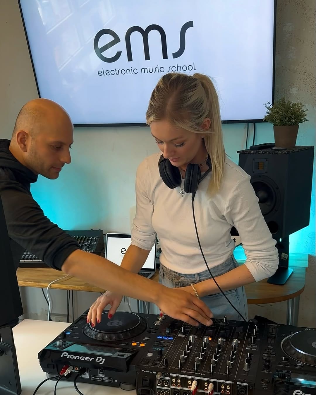 Post 10 by EMS - Electronic Music School on Instagram (carousel)