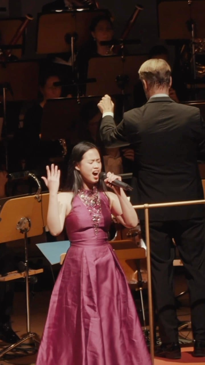 Post 10 by Claudia Santoso on Instagram (video)