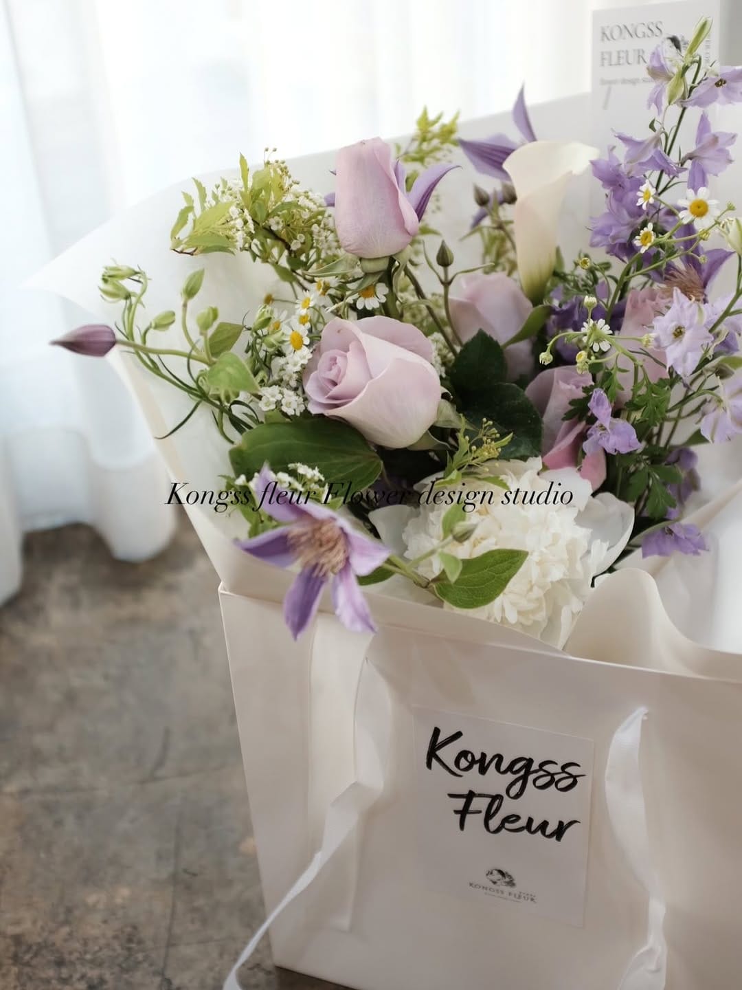 Post 3 by 콩쓰플레르 Florist yejinkong • 인천구월동꽃집 웨딩부케 플라워디렉팅 플라워레슨 on Instagram (carousel)