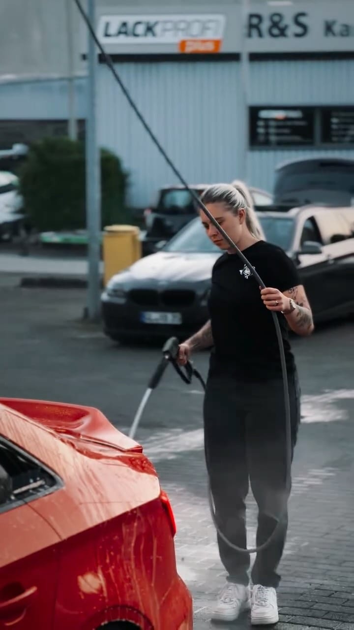 Post 1 by Laura Löffler on Instagram (video)