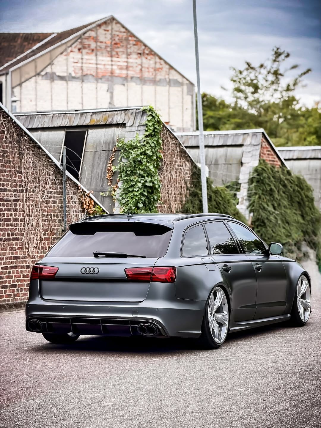 Post 10 by Lukas . on Instagram (image)