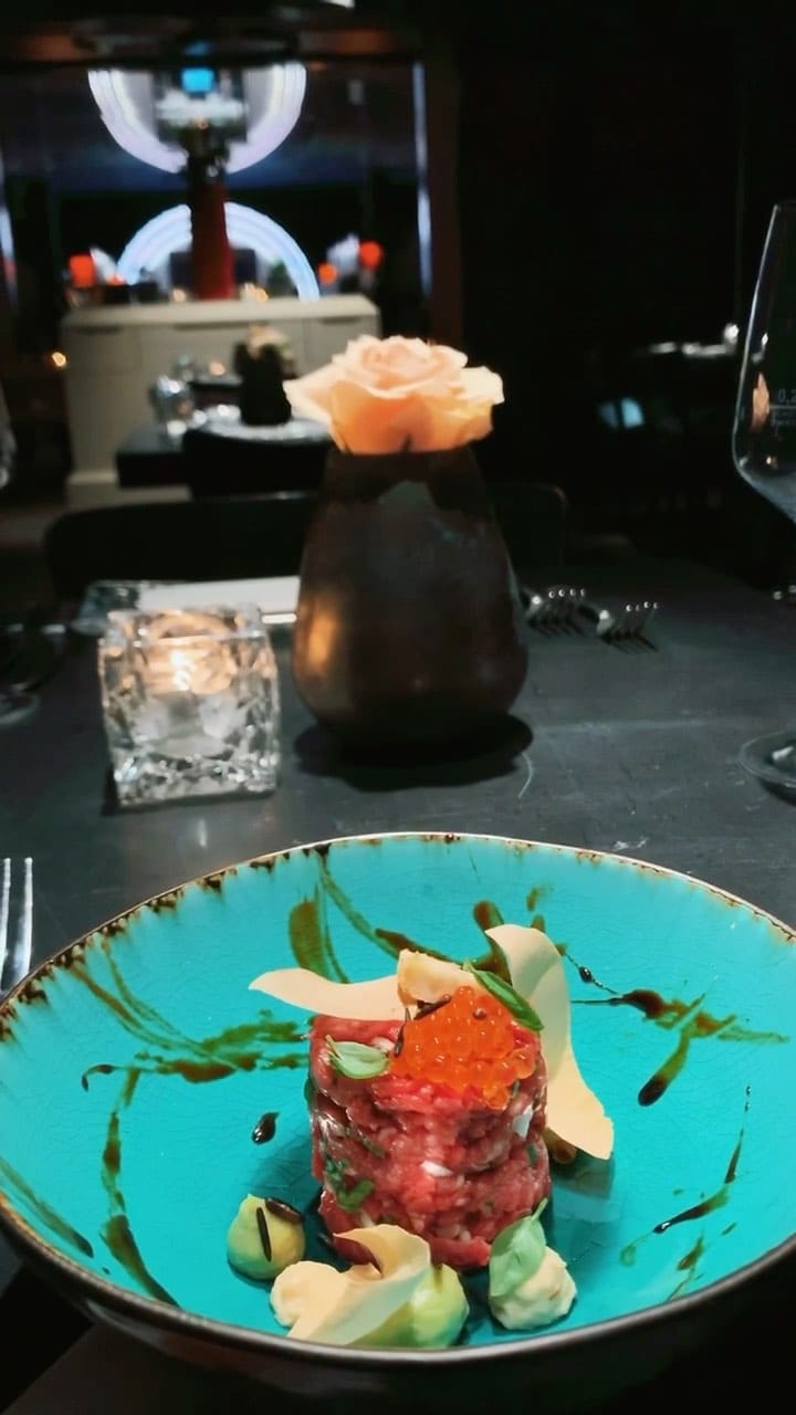 Post 3 by HEART Restaurant & Bar München on Instagram (video)
