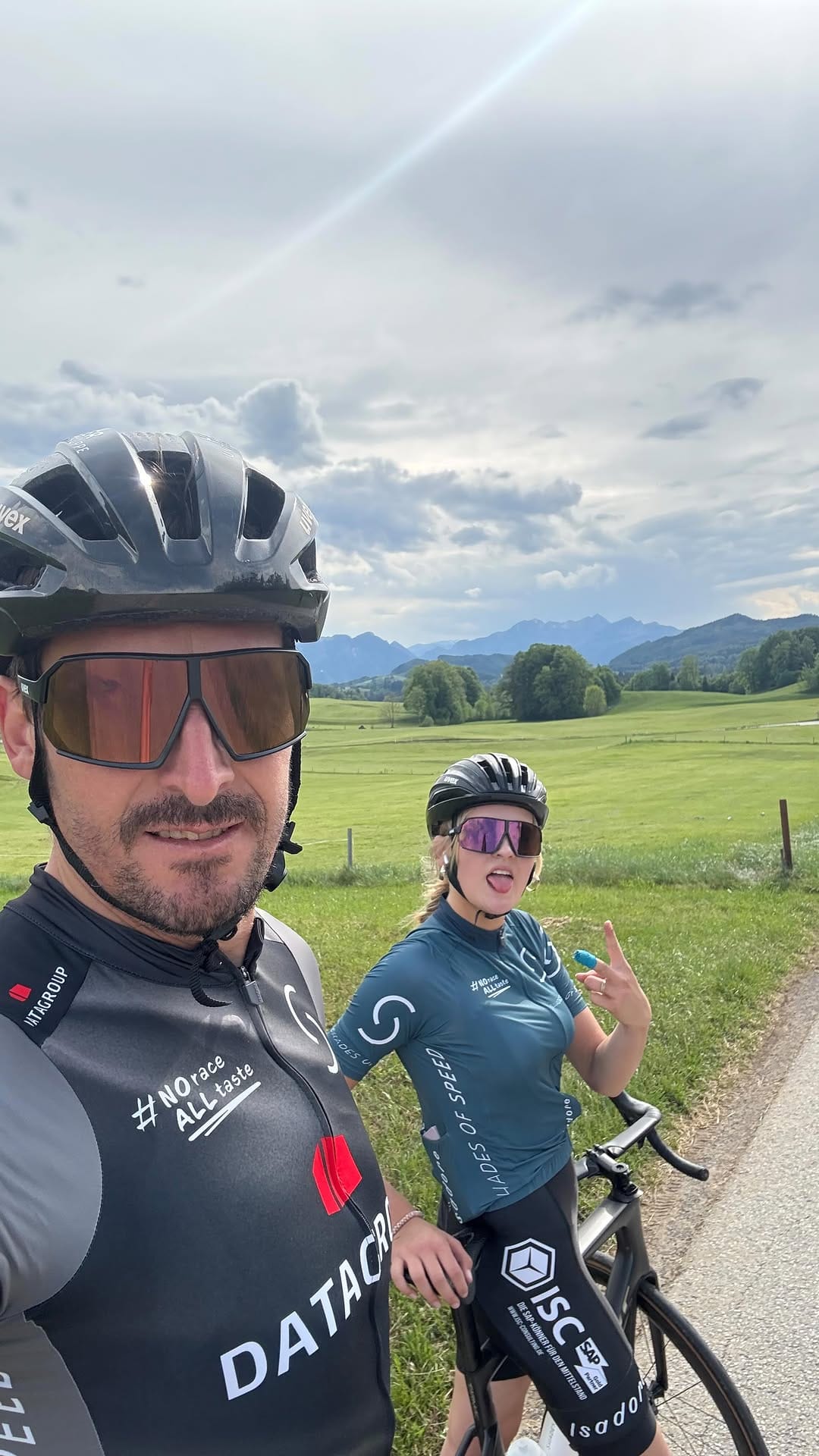 Post 4 by „Shades of Speed • Cycling Event“ on Instagram (video)