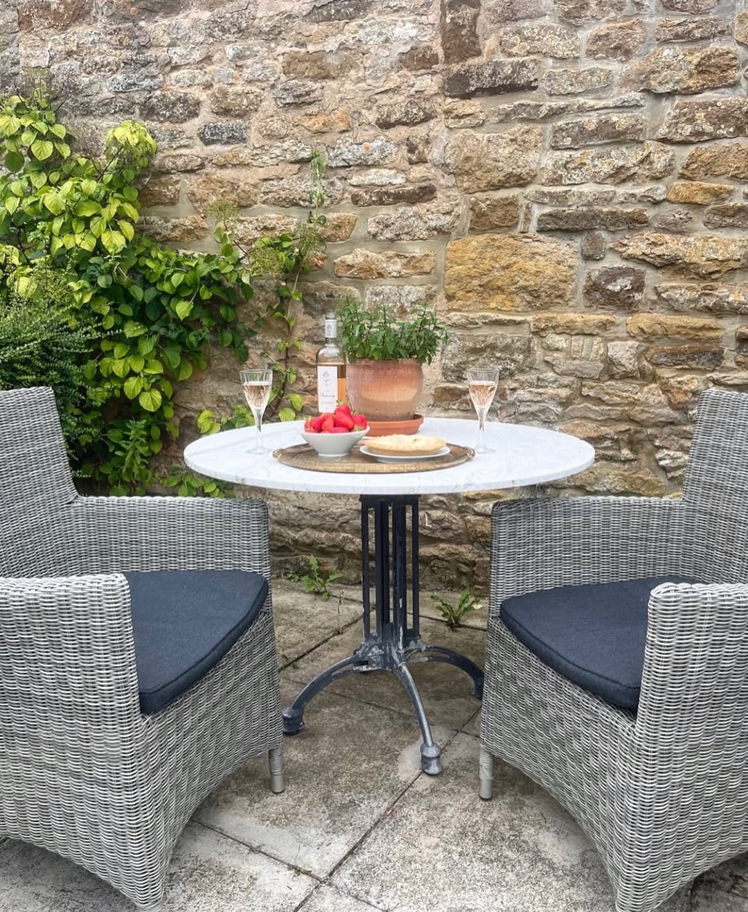 Post 2 by Luxury Cottage in the Cotswolds on Instagram (image)