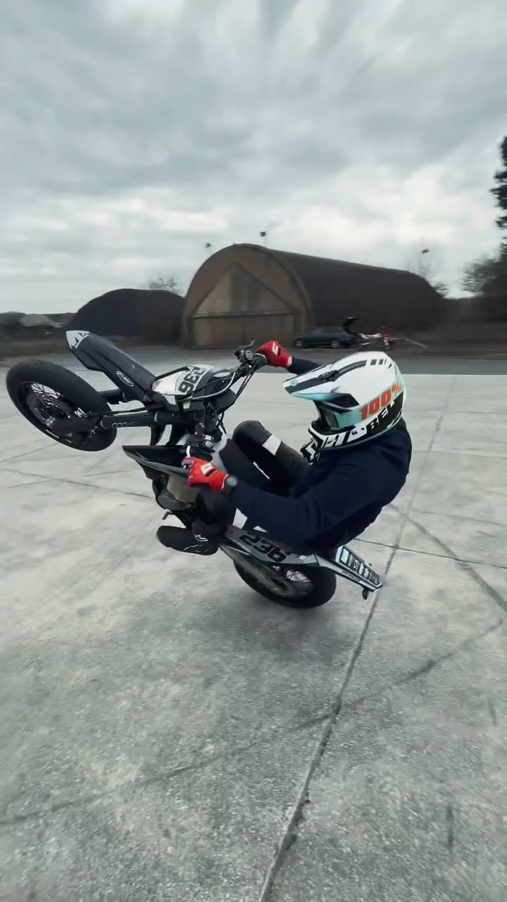 Post 8 by Valentin on Instagram (video)