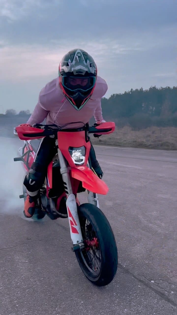 Post 9 by Valentin on Instagram (video)