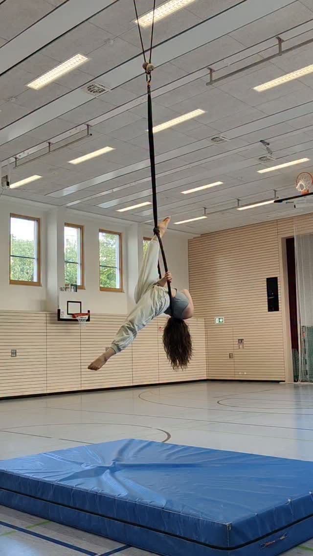 Post 4 by Julia Wahl on Instagram (video)
