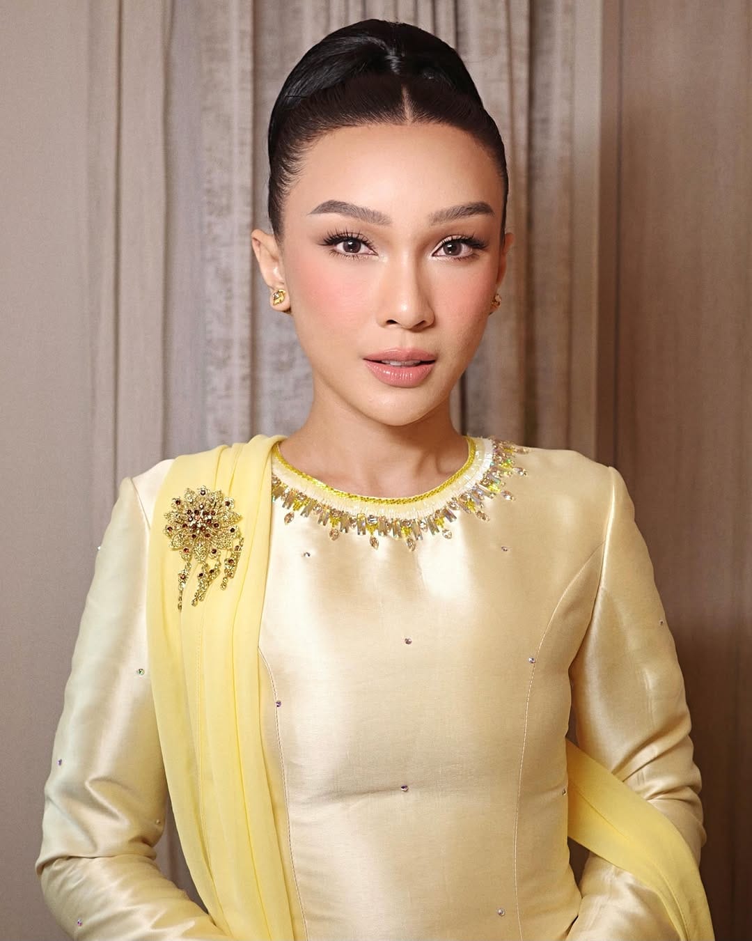 Post 1 by #DICKYMAKEUP Celebrity Makeup Artis Jakarta & Travel on Instagram (carousel)