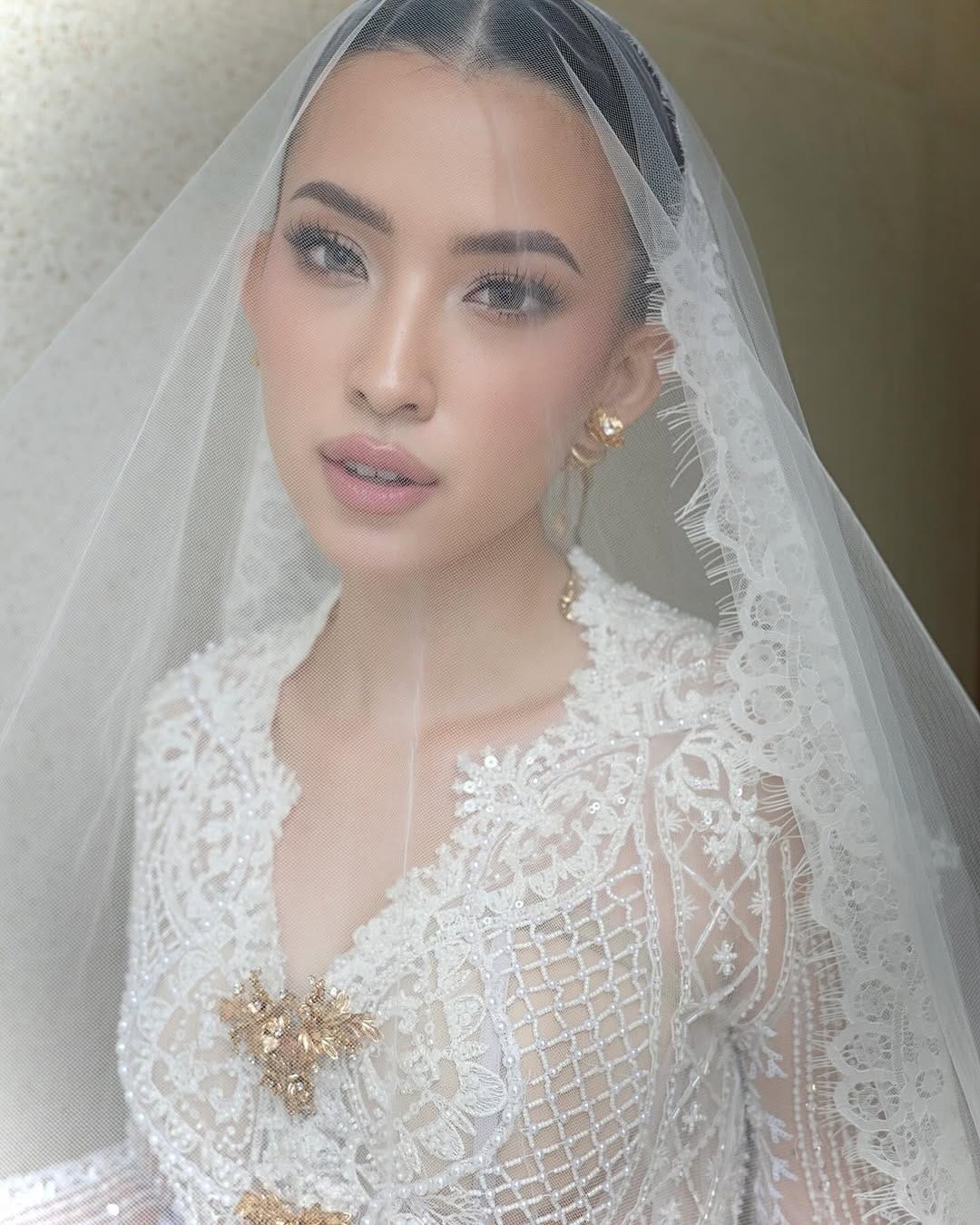 Post 8 by #DICKYMAKEUP Celebrity Makeup Artis Jakarta & Travel on Instagram (carousel)