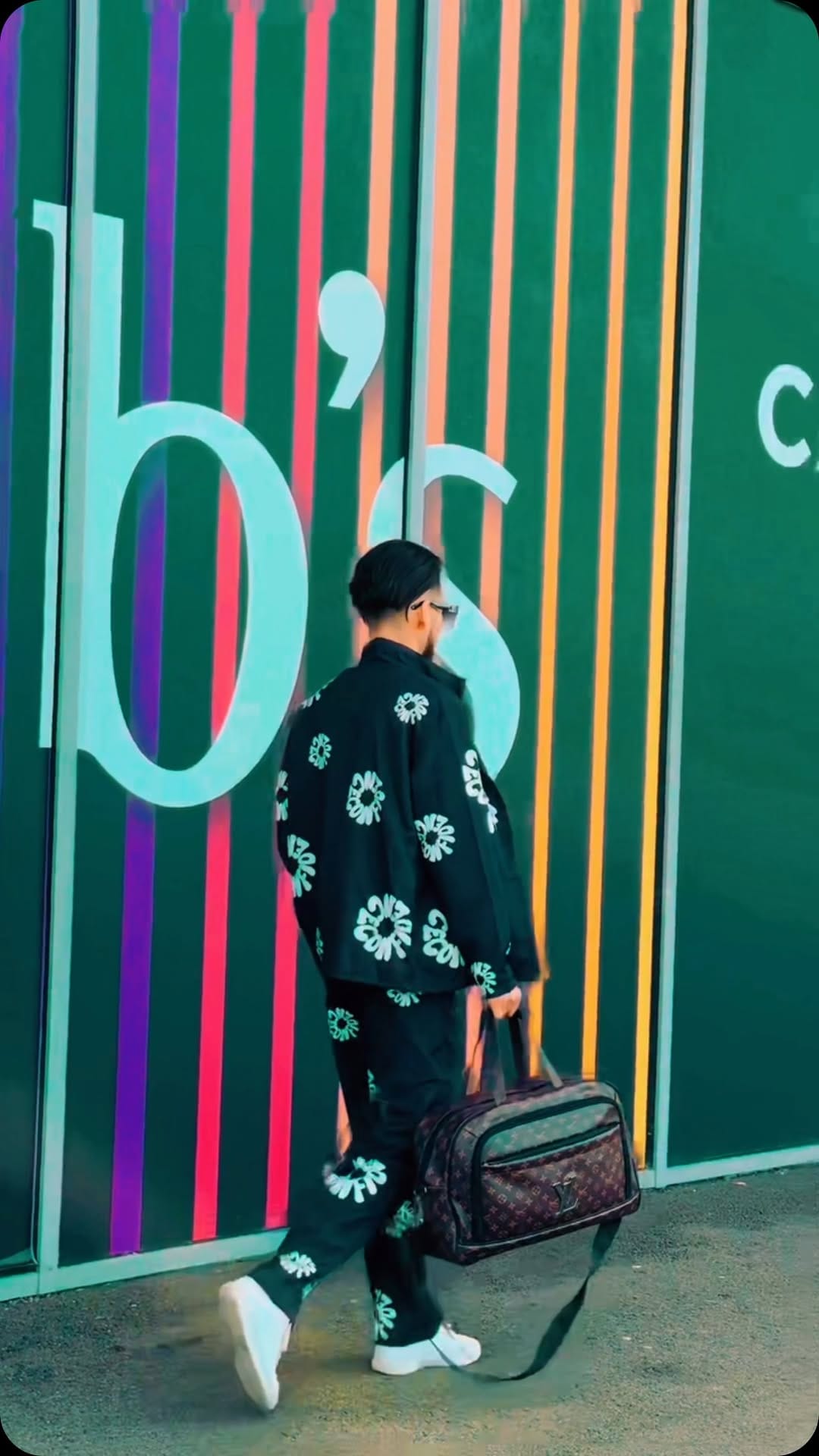 Post 10 by Javid Snow on Instagram (video)
