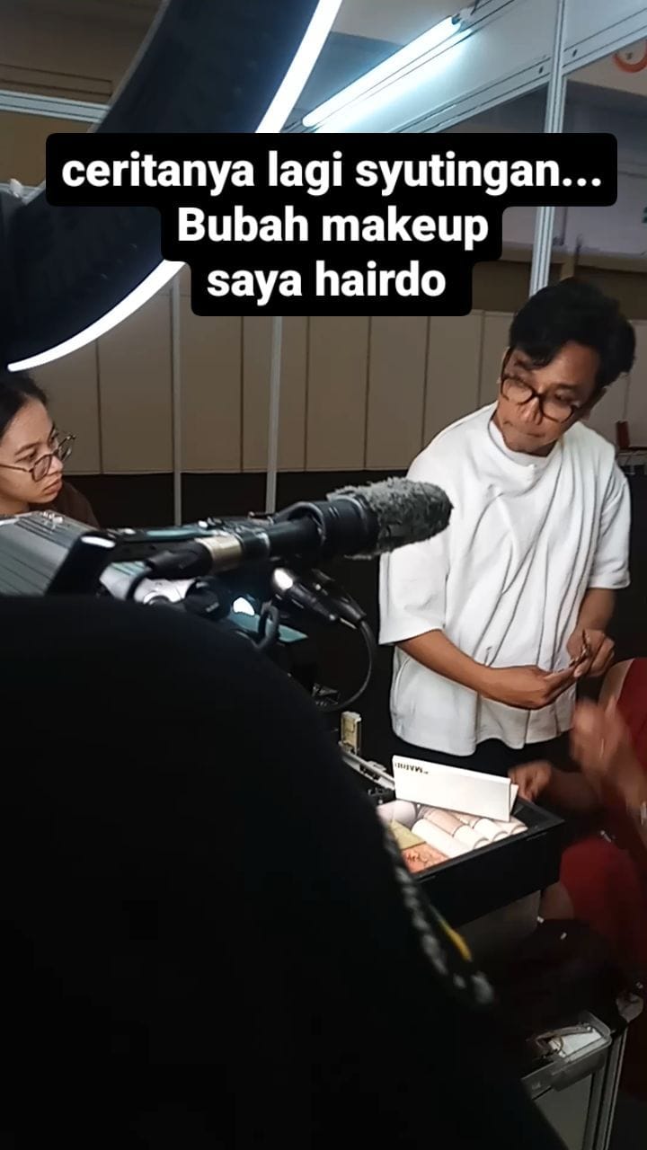 Post 6 by MUA monti on Instagram (video)